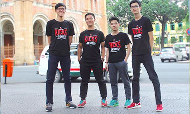 Hoàng Quang Minh (thứ 2 từ trái sang) và các thành viên trong nhóm khởi nghiệp