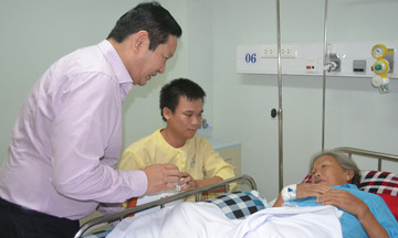 Lãnh đạo FPT tặng tiền thuốc cho Bệnh viện Ung thư Đà Nẵng