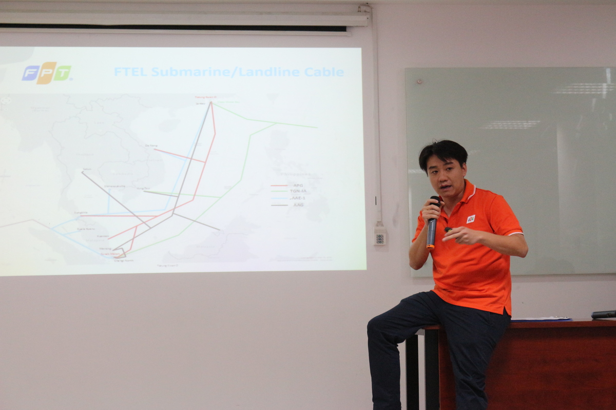 <p> Bên cạnh đó, những vấn đề về quy hoạch mạng lưới viễn thông trong giai đoạn 2015-2018 đã được anh Trần Thanh Hải, Phó Giám đốc Trung tâm điều hành mạng, phân tích và làm rõ.</p>