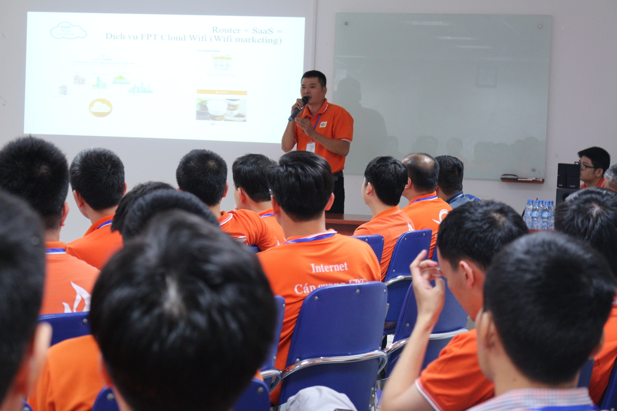 <p> Còn anh Dương Ngọc Long Nam, Giám đốc Trung tâm Nghiên cứu và Phát triển, đã khởi động chủ đề tham luận đầu tiên của các đơn vị với việc giới thiệu về các sản phẩm, hướng nghiên cứu và phát triển của trung tâm trong thời gian tới.</p>