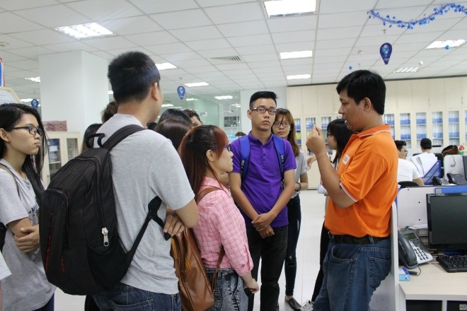 <p> Anh Trần Phước Thịnh, đội Đánh giá chất lượng (QA), giới thiệu chi tiết từng phòng ban và khu vực làm việc để sinh viên nắm rõ hơn về FPT Telecom International. </p>