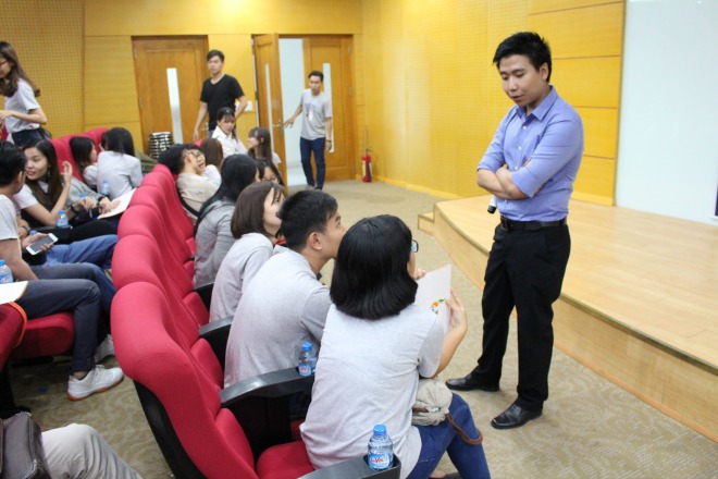 <p> Tại hội trường, nhóm sinh viên khác trao đổi thông tin còn thắc mắc cùng anh Nguyễn Hữu Thịnh, Phòng nhân sự FTI. </p>