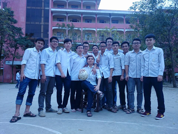 Ngô Nam Giang (ngồi) cùng các bạn trường THPT Chuyên Lam Sơn. Ảnh: FB.