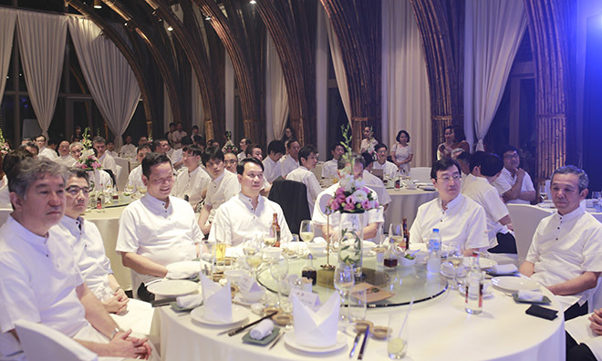 <p style="text-align:justify;"> Tham gia đêm Gala Dinner, khách mời đều mặc đồng phục màu trắng toát lên vẻ thanh lịch. Chủ tịch Trương Gia Bình sau khi dự lễ khai trương và <a href="http://chungta.vn/photo/csr/fpt-ho-tro-500-trieu-dong-cho-benh-vien-ung-buou-da-nang-48311.html">trao quà tại Bệnh viện Ung bướu Đà Nẵng</a> cũng tranh góp mặt trong đêm tiệc nhẹ. </p>