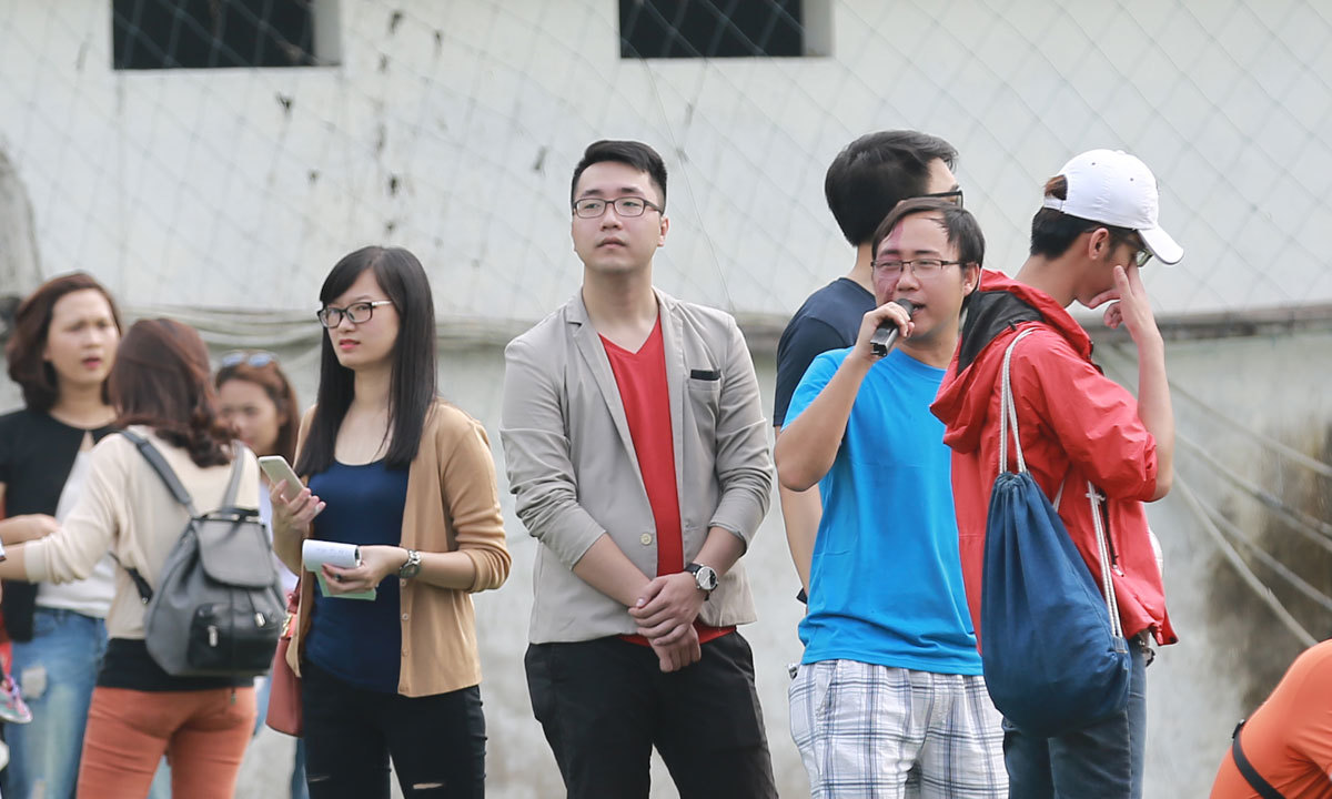 <p> Giống với các mùa giải trước, một trong những yếu tố tạo nên hấp dẫn cho giải bóng Lady Cup chính là Bình luận viên. Ông bầu của Kimochi và IKU Nguyễn Thái Sơn đã đảm nhiệm vai trò này bằng sự dí dỏm thường thấy ở những cán bộ Tổng hội của FPT Software. "Các cô gái vào sân thi đấu chỉ để chụp ảnh", "Việc sút bóng ra ngoài còn khó hơn đưa bóng vào lưới mà các cô vẫn làm được"... đã giúp trận đấu thêm tiếng cười.<br /><br /> FPT Software Lady Cup 2016 mùa thứ 9 đã khép lại với tổng cộng 12 bàn thắng được ghi sau 10 trận. BTC cũng đã trao các giải phụ cho nữ cầu thủ tâng bóng giỏi nhất và chọn ra đội hình trong mơ. Đây là lần thứ 9 Tổng hội FPT Software phối hợp với tổng hội các đơn vị tổ chức giải.</p>