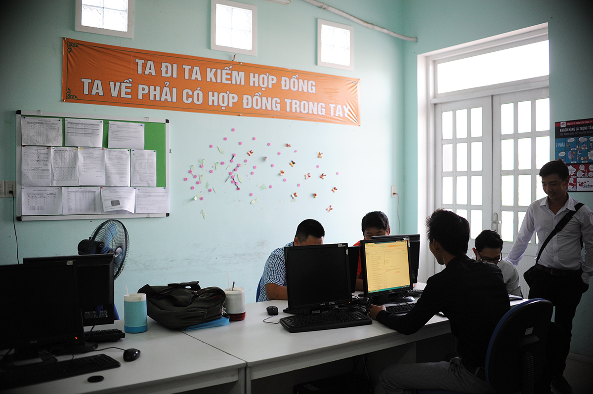 <p> 8h kém ngày 21/4, phòng Kinh doanh, FPT Telecom Kiên Giang đã nhộn nhịp. Người kiểm tra email, người khác xem bản đồ tìm hạ tầng hay đơn giản là xem thông tin hợp đồng của mình cập nhật lên hệ thống ngày hôm trước.</p> <p> Điểm nổi bật của phòng Kinh doanh là hàng chữ: "Ta đi ta kiếm hợp đồng/Ta về phải có hợp đồng trong tay" như lời nhắn nhủ rằng đã là sales khi ra đường phải có hợp đồng. Bên dưới băng-rôn là công thức tính lương thưởng dành cho nhân viên kinh doanh. Ở ô cạnh đó là tấm bảng vinh danh các sales của hai phòng kinh doanh với chỉ tiêu hợp đồng tháng 4 và số đạt được đến ngày 20/4.</p>