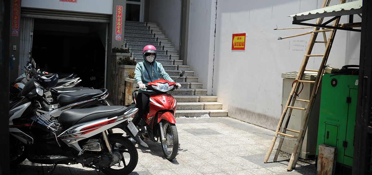 <p> 11h40, salesman Nguyễn Thị Mai nhận được cuộc gọi của một vị khách ở khu lấn biển đề nghị nâng cấp gói dịch vụ. Để tránh nóng, chị Mai che kín người khi rời chi nhánh.</p>
