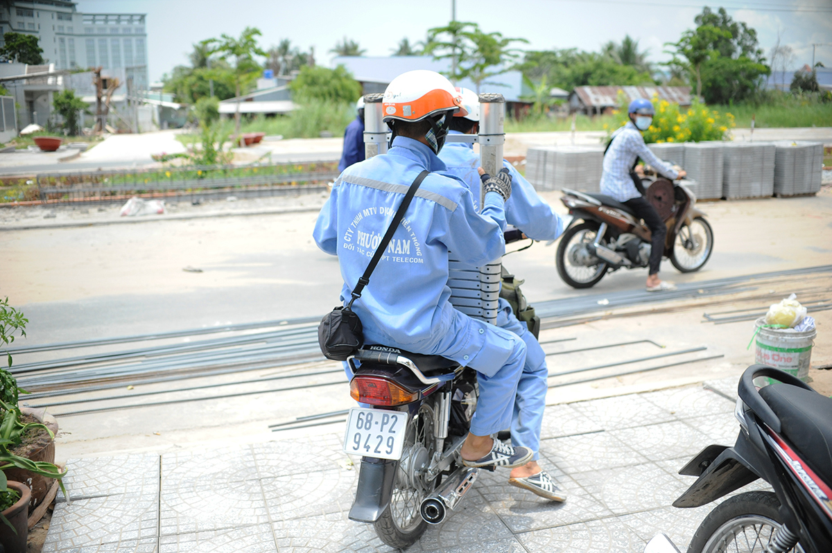 <p> 11h15, giữa cái nắng miền Tây, nhóm nhân viên kỹ thuật Phương Nam vừa lắp mới xong cho một khách hàng ở khu lấn biển. Các anh bảo tranh thủ đi triển khai cho một gia đình khác vì họ chỉ rảnh buổi trưa.</p>