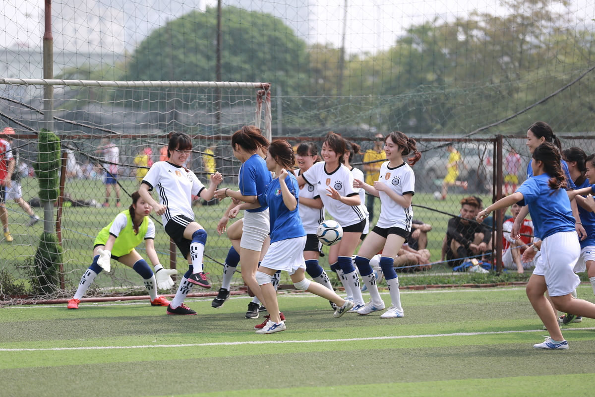 <p> Điểm chung của tất cả trận đấu chính là chiến thuật "ruồi bu". Các cô gái ra sức chạy theo bóng, ngay cả khi bóng đã ở ngoài vùng tranh cướp. Không sợ nắng và dám hứng bóng, họ đã cống hiến hết mình cho mùa giải.</p>