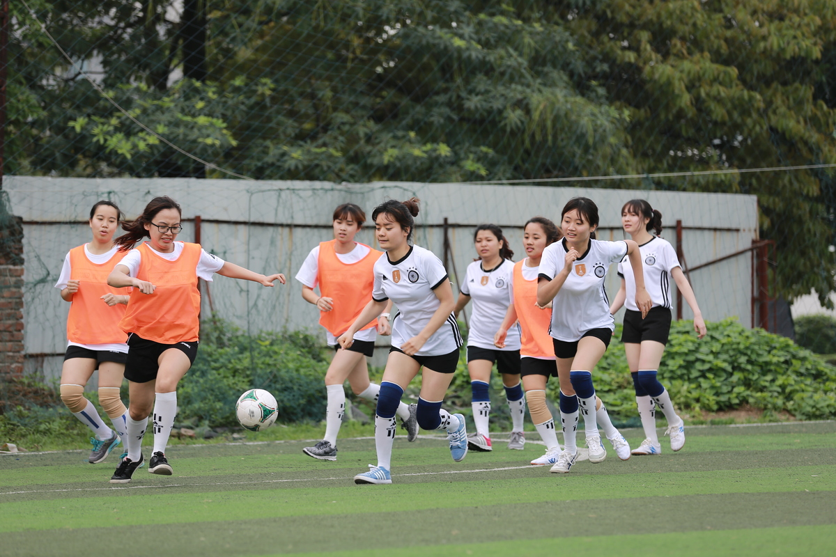 <p> Những cô gái đa phần không am hiểu luật bóng đá, nhưng luôn cố gắng thi đấu hết mình. Hàng loạt pha hãm bóng, chuyền bóng khiến khán giả phải ồ lên tán thưởng hoặc tiếc nuối vì dứt điểm bất thành.</p>