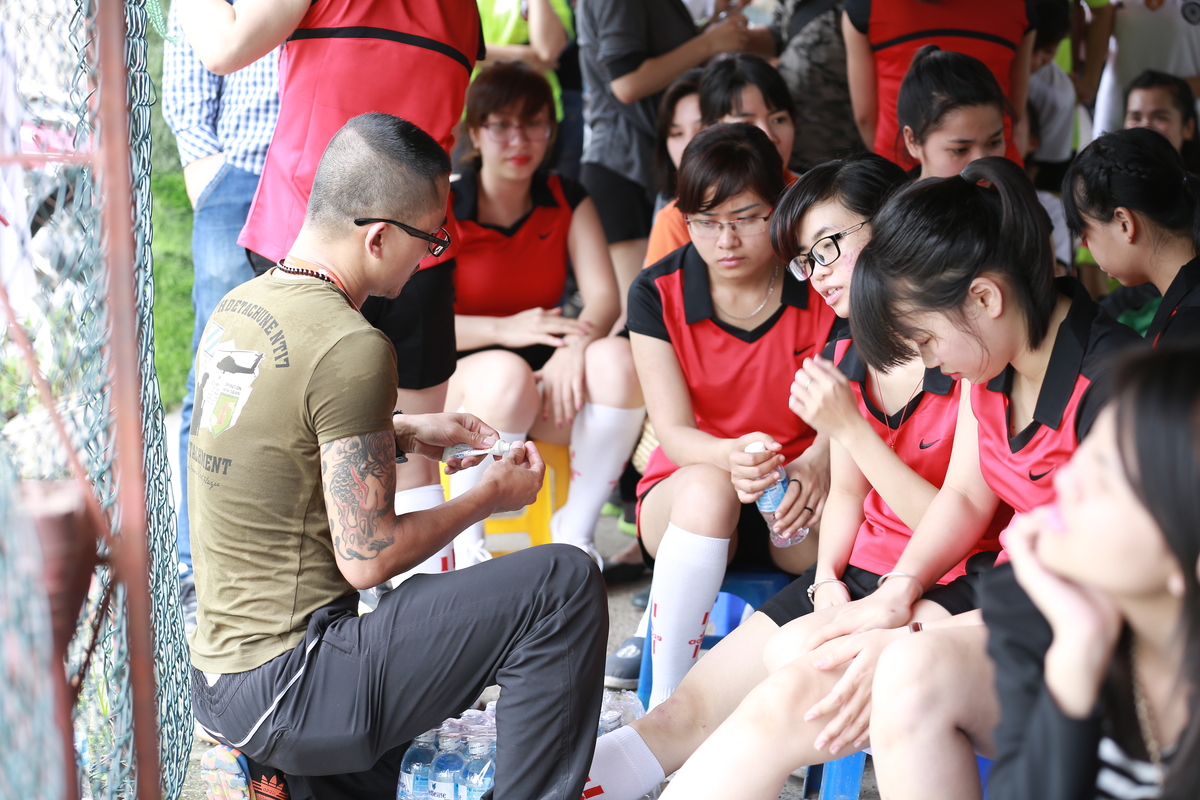 <p> Ở giải bóng mà chất lượng cầu thủ đồng đều, vai trò của huấn luyện viên và sự may mắn trở thành yếu tố quan trọng. Cả hai đội vô địch tranh Cup Vàng và Bạc đều cho biết, chiến thắng của họ phần lớn nhờ công của huấn luyện viên. Trong ảnh là anh Trần Doãn Giang, Huấn luyện viên đội FEFA đang chăm sóc vết thương của cầu thủ. Anh tiết lộ, ngoài những kỹ năng cần thiết về bóng đá, anh đã dành thời gian để huấn luyện tinh thần và thể lực cho các chị em bằng phương pháp khí công.</p>