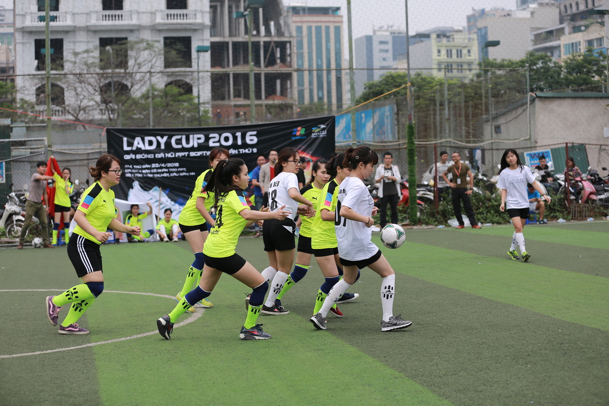 <p> Trong hai mùa giải trước, những cô gái của FSU11 đều đăng quang tại giải này. Năm nay, lực lượng của Hòa Lạc còn hùng hậu hơn với 2 đội Kimochi và IKU. Được xem là ứng cử viên sáng giá của giải, mặc dù ở vòng loại, cả hai đội đều thi đấu xuất sắc. Tuy nhiên, khi vào đến vòng trong, may mắn đã mìm cười với đối thủ. Bởi vậy, Kimochi và IKU chia nhau thứ hạng Hai và Ba tại giải tranh Cup Vàng.</p>