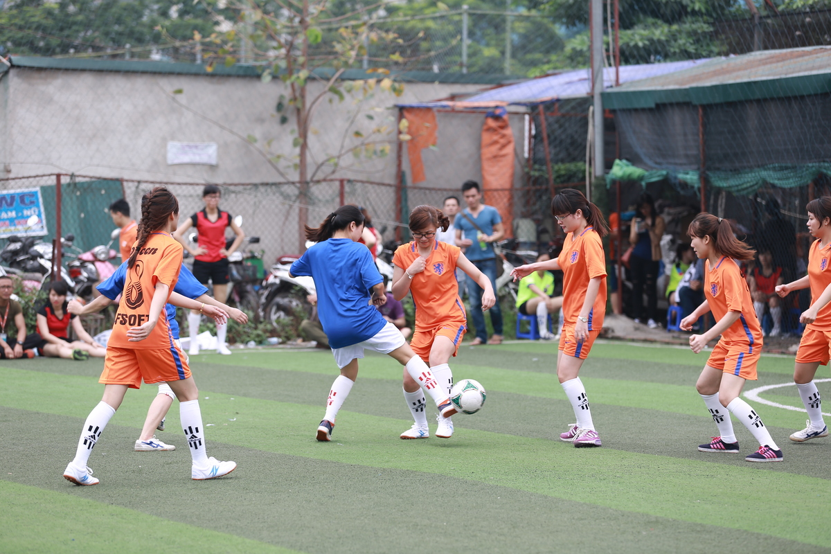 <p> QUEEN, đội bóng áo cam, được xem là đội chơi có "chiến thuật" nhất mùa giải. Họ đã vượt qua vòng loại với các tỷ số sát nút, để giành sức cho trận chung kết tranh Cup Bạc. Kết quả cuối cùng, QUEEN đã chiến thắng trước đội quân Z8 (áo xanh) cũng với tỷ số 1-0.</p>