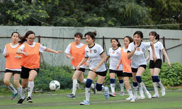 Khi người đẹp sút bóng