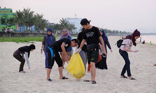 <p class="Normal" style="text-align:justify;"> Chiều ngày 22/4, Khối phát triển sinh viên Quốc tế - ĐH FPT Đà Nẵng tổ chức khóa học trải nghiệm thực tế và vệ sinh bãi biển Nguyễn Tất Thành cho 15 sinh viên Brunei cùng cán bộ, giảng viên nhà trường.</p>