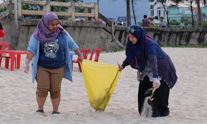<p class="Normal" style="text-align:justify;"> Hoạt động là dịp để sinh viên Brunei giao lưu văn hóa và hưởng ứng các hoạt động cộng đồng trên địa bàn thành phố. Vệ sinh môi trường biển cũng được sinh viên quốc tế khóa trước thực hiện và mang lại hiệu ứng tích cực, thông qua việc tái chế rác thải sau khi thu gom để làm thành sản phẩm lưu niệm.</p>