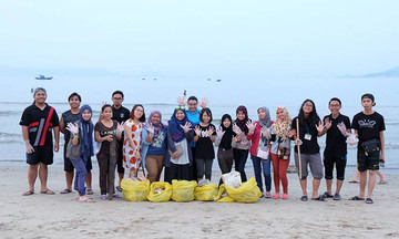 Sinh viên quốc tế FPT làm sạch môi trường biển Đà Nẵng