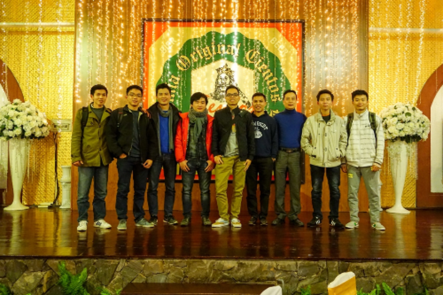Nguyễn Sỹ Hùng (đứng thứ 2 từ trái sang) bắt đầu khởi nghiệp cùng nhóm bạn trong trường khi mới năm 3 đại học.