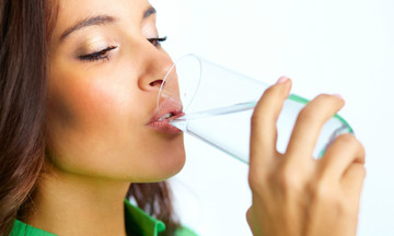 Những dấu hiệu cơ thể 'tố' bạn uống thiếu nước