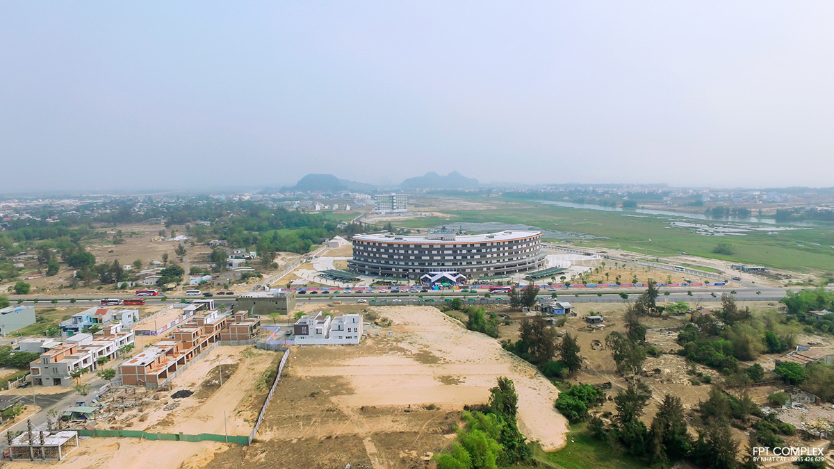 <p class="Normal"> Toà nhà FPT Complex Đà Nẵng thuộc dự án FPT City, công trình văn phòng làm việc xanh đầu tiên ở Việt Nam.</p>