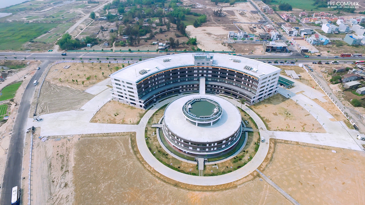 <p> FPT Complex Đà Nẵng được thiết kế hai lớp, phần trung tâm được mô phỏng chiếc trống đồng - biểu tượng của Việt Nam - khi hoàn tất giai đoạn hai.</p>