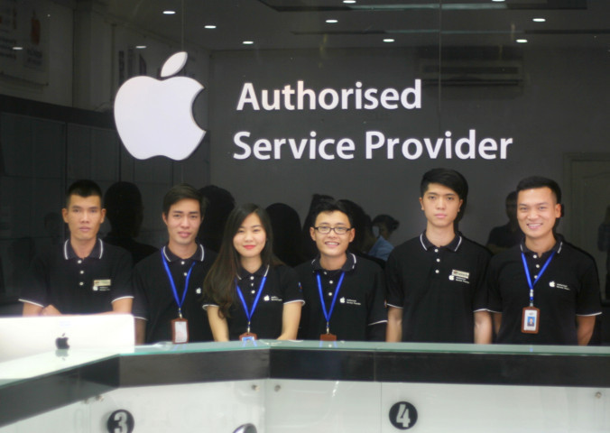 <p> Với các cán bộ, kỹ thuật viên của Trung tâm Apple chính sự hài lòng của khách hàng là động lực để họ cố gắng hơn trong việc cung cấp dịch vụ chu đáo tới người tiêu dùng.</p> <p> Được thành lập năm 1993 trên cơ sở kế thừa Trung tâm Bảo hành FPT, sau hơn 20 năm hoạt động, FPT Services trở thành một trong những nhà cung cấp dịch vụ tin học hàng đầu Việt Nam.</p> <p> Năm 2005, FPT Services là đơn vị đầu tiên tại Việt Nam có ủy quyền dịch vụ của Apple cùng nhiều hãng công nghệ lớn trên thế giới như: IBM, HP, Asus, Toshiba, Fuji Xerox, Ricoh... Đây cũng là đơn vị kinh doanh dịch vụ tin học tốt nhất do Tạp chí PC World bình chọn trong nhiều năm liền. Hiện, đơn vị có hơn 300 CBNV đang làm việc.</p> <p>  </p>