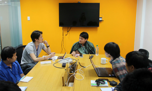 Học viên meeting với đội dự án của FPT Software. Ảnh: Lê Na.