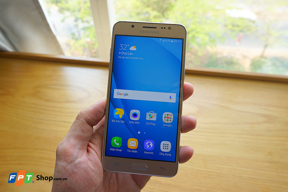 <p> Màn hình trên Samsung Galaxy J5 2016 có kích thước 5 inch, độ phân giải HD 1280x520 cùng công nghệ màn hình Super Amoled 16 triệu màu cho màu sắc rực rỡ, chi tiết tốt, độ sáng cao cho phép người dùng có thể dễ dàng sử dụng ở ngoài trời, nơi có ánh sáng gắt.</p>
