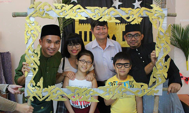 <p class="Normal" style="text-align:justify;"> Buổi triển lãm văn hóa được tổ chức dưới hình thức của một chương trình tình nguyện tại Việt Nam. Bên cạnh mục đích giới thiệu con người và văn hóa Brunei, chương trình còn hướng đến mối quan hệ tốt đẹp giữa nhà trường và sinh viên nước bạn. </p>