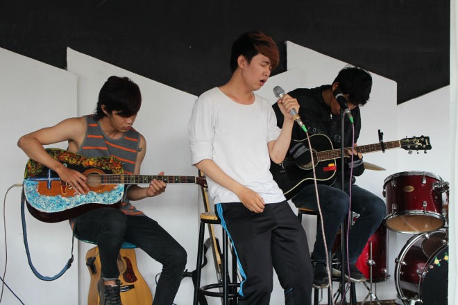 <p> Nguyễn Chí Thiện, quán quân FAI Idol 2015, "phiêu" với ca khúc tự sáng tác mang tên "From the dark". </p>