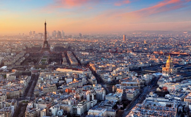 <p class="Normal"> <strong>9. Paris</strong></p> <p class="Normal" style="text-align:justify;"> Paris luôn được mệnh danh là một trong những thành phố lãng mạn nhất thế giới. Paris là còn là nơi của những biểu tượng đặc trưng đầy mê hoặc như tháp Eiffel và Khải Hoàn Môn (Arc de Triomphe). </p>
