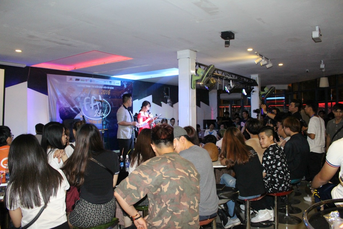 <p> Tối ngày 12/5, đêm chung kết cuộc thi tìm kiếm tài năng FAI Idol 2016 đã diễn ra tại cà phê Phone (Thành Thái, quận 10, TP HCM). Đêm tranh tài thu hút hơn 150 khán giả ngồi chật kín khu vực tầng 1 của địa điểm này. </p>