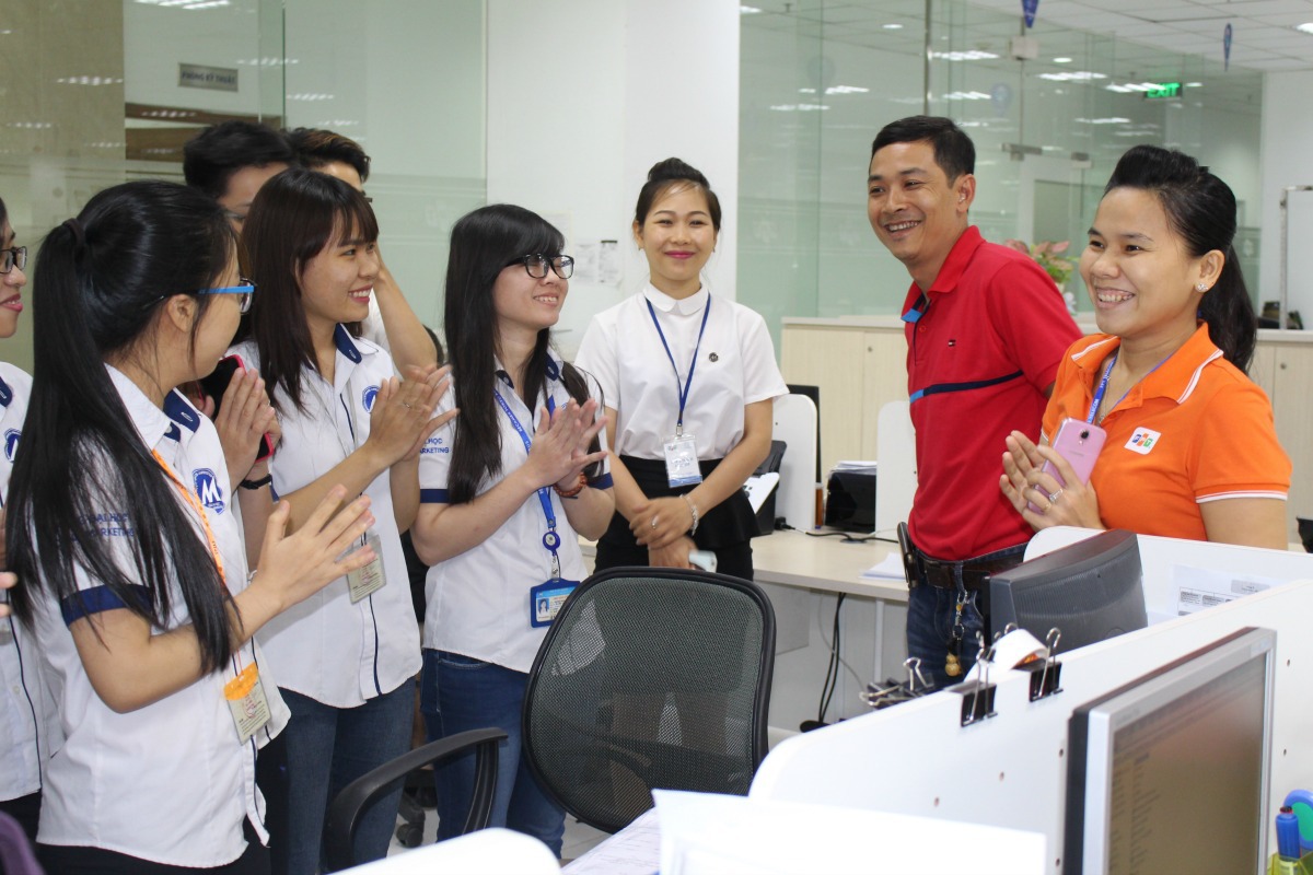 <p style="text-align:justify;"> Tiếp sau phần trao đổi với khách mời, 60 sinh viên được chia thành 4 nhóm nhỏ lần lượt tham quan các phòng làm việc của Viễn thông FPT tại tòa nhà Tân Thuận. </p>