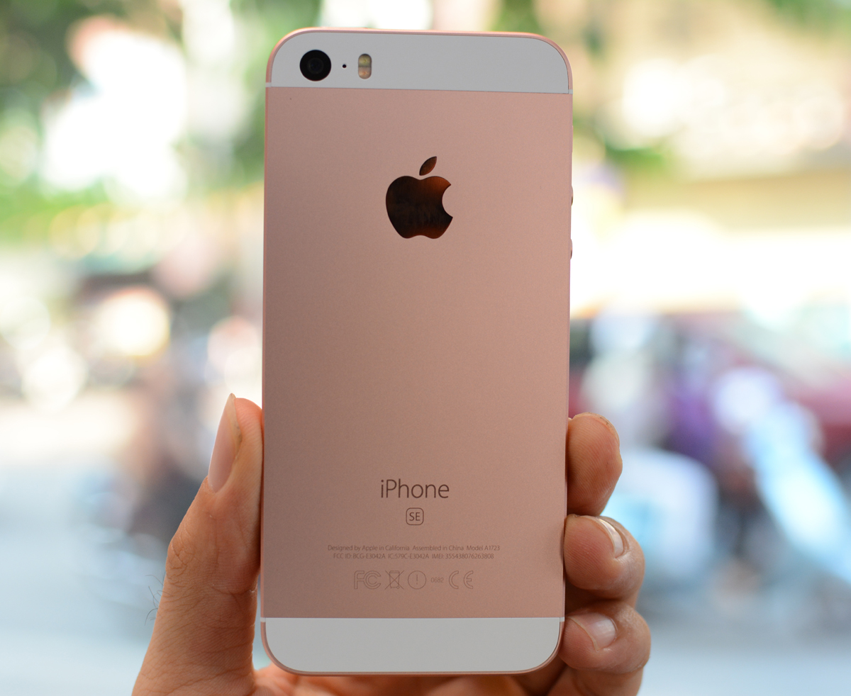 <p> Bên cạnh màu bạc, xám và vàng, iPhone SE được bổ sung màu hồng (pink), đậm và sáng hơn một chút so với màu hồng vàng (rose gold).</p>