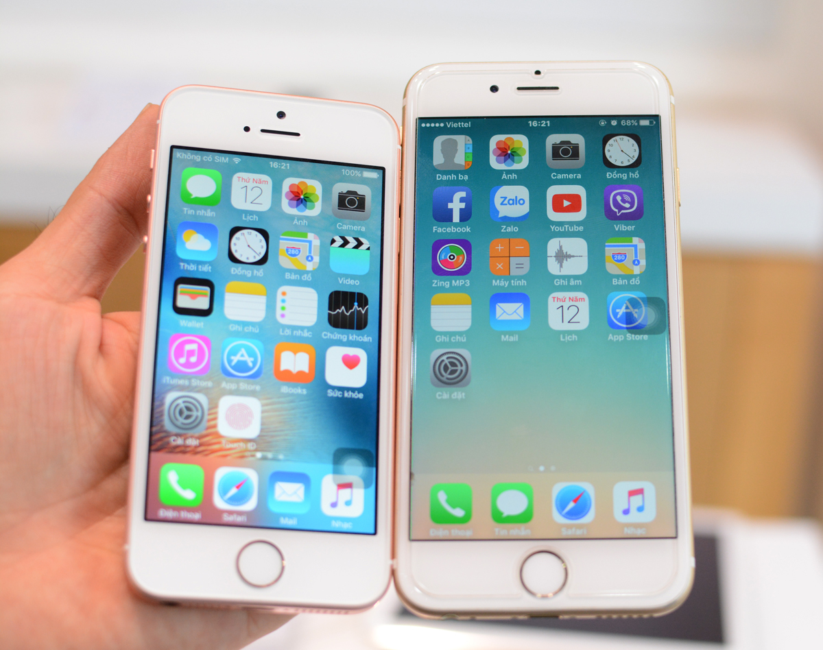 <p> Sử dụng màn hình 4 inch nên iPhone SE "lép vế" hơn khi đọ dáng với iPhone 6 (bên phải)</p>