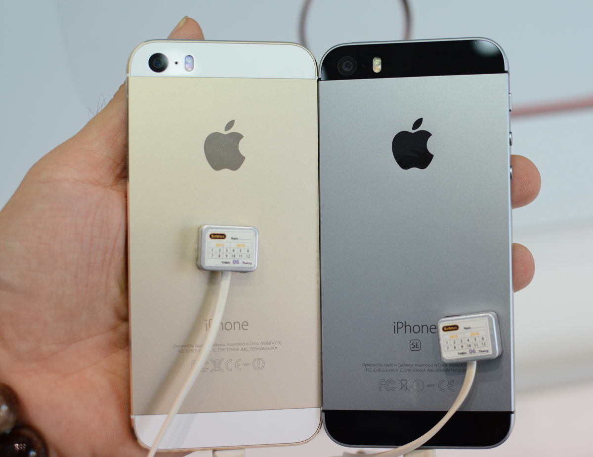 <p> iPhone SE (bên phải) "đọ dáng" với iPhone 5s. Nếu để ý kỹ, người dùng cũng có thể phân biệt được iPhone SE với iPhone 5s từ hình thức bên ngoài nhờ logo SE đặt ở bên dưới. Sở hữu cấu hình phần cứng tương đương iPhone 6s nên iPhone SE có hiệu năng vượt trội hơn hẳn iPhone 5s.  </p>