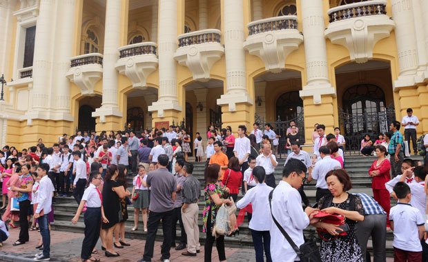<p class="Normal"> Sáng ngày 14/5, hàng trăm học sinh và phụ huynh có mặt tại Nhà hát Lớn Hà Nội tham gia Lễ trao giải cuộc thi giải Toán qua Internet - ViOlympic.</p>