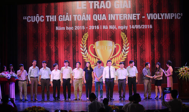 <p class="Normal"> Thứ trưởng Bộ giáo dục và đào tạo Nguyễn Vinh Hiển và Chủ tịch FPT Trương Gia Bình trao hoa cho các tỉnh có thành tích xuất sắc trong cuộc thi năm học 2015-2016.</p>