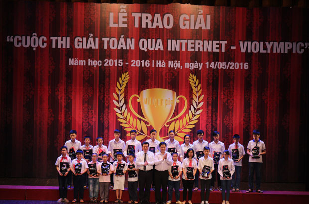 <p class="Normal"> Đặc biệt, top 3 học sinh xuất sắc của 5 bảng thi gồm khối 4, 8 Toán bằng tiếng Anh và khối 5, 9, 11 Toán bằng Tiếng Việt được nhận phần thưởng là máy tính bảng Samsung Glaxy do FPT tài trợ.</p>