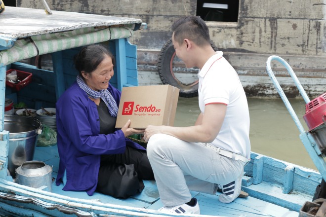 <p> Trong vai một người giao hàng Sendo.vn, Hứa Vĩ Văn với nụ cười thường trực trên môi trở thành chiếc cầu nối giữa Sendo.vn với khách hàng trên khắp mọi miền tổ quốc. </p>