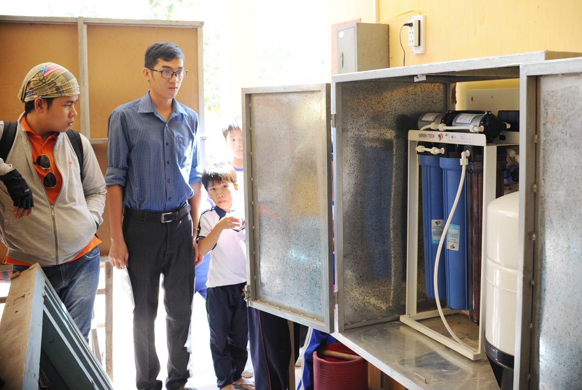 <p> Sau đó, đoàn di chuyển sang trường B Vĩnh Phú để nghiệm thu công trình cung cấp nước sạch cho thầy cô và học sinh.</p>