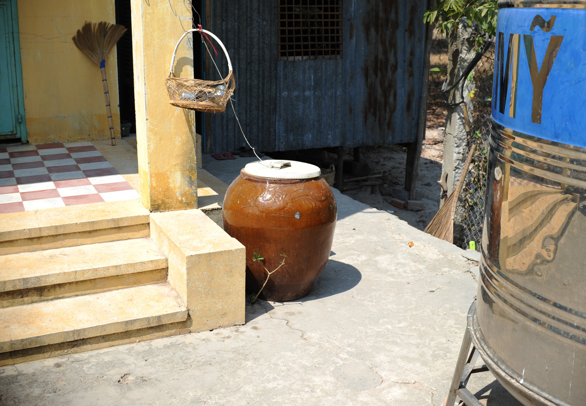 <p> Theo thầy Huỳnh Ngọc Thanh, Hiệu trưởng nhà trường, trước đây học trò thường dùng nước trong chiếc lu này để uống: "Do chưa có hệ thống lọc nên thực chất đây là nguồn nước máy".</p>