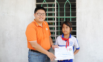 Người Phần mềm FPT nâng bước trò nghèo Khmer đến trường