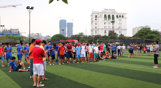 <p> Sáng 15/5, cầu thủ các đội và cổ động viên tham gia vòng chung kết FPT Champions League (FCL) đã dự lễ bế mạc giải tại sân cỏ PVV, Trần Thái Tông, Hà Nội.</p>