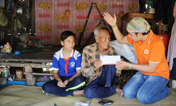 Người FPT góp quỹ giúp cô bé vùng biên đến trường