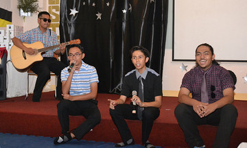 Sinh viên Brunei hát 'Bèo dạt mây trôi'
