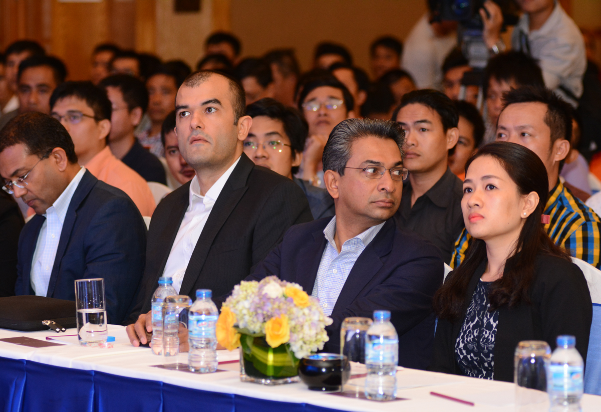 <p> Phần quan trọng của FPT Techday 2016 là phần chia sẻ của các diễn giả, những chuyên gia đến từ các hãng công nghệ lớn của thế giới, gồm: Ông Rajan Anandan - Phó Chủ tịch kiêm Giám đốc Điều hành Google tại Đông Nam Á và Ấn Độ; Ông Nitin Gajria - Giám đốc Kinh doanh Google Việt Nam, Lào và Campuchia; Bà Kirsten Gilbertson, Giám đốc giải pháp Microsoft Azure khu vực châu Á - Thái Bình Dương...</p>