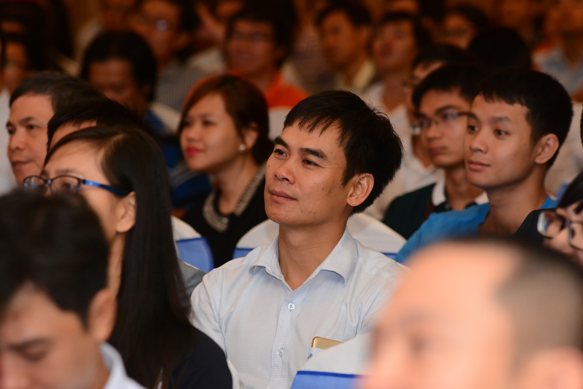 <p> Không chỉ nghe chia sẻ kinh nghiệm từ các diễn giả, người tham dự còn có dịp thảo luận về các chủ đề công nghệ đang được quan tâm hiện nay như: Làm cách nào để xây dựng hệ sinh thái công nghệ lớn mạnh tại Việt Nam, các công ty công nghệ sẽ giúp ích được những gì cho cộng đồng...</p>