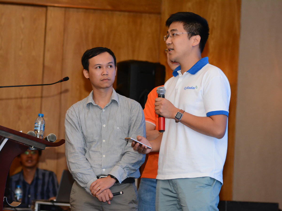 <p> Anh Nguyễn Minh Đức (áo trắng, sáng lập CyRadar), và anh Phạm Đức Hải, đồng sáng lập MOG kiêm GĐ Sản phẩm Yolo Family, chia sẻ tiện ích hợp tác giữa hai đơn vị. Đây là case study điển hình về khai thác API của FPT. Theo đó, Công ty MOG kết hợp với CyRadar về bảo mật cho người dùng Internet tại Việt Nam để tạo ra sản phẩm Yolo Family.</p>