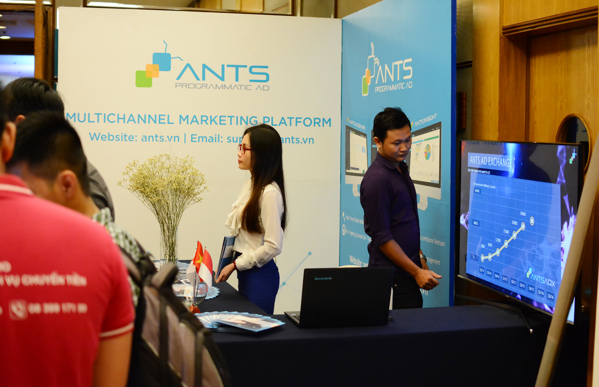 <p> Gian hàng của ANTS - một trong những tân binh khởi nghiệp sáng giá của FPT - tọa lạc ngay lối ra vào của khu vực tổ chức. <br /><span style="color:rgb(0,0,0);">Thai nghén ngay trong lòng Tập đoàn FPT, ANTS có gần hai năm để biến ý tưởng khởi nghiệp dựa trên Big Data trở thành một trong những giải pháp AdTech & Data Driven Marketing hàng đầu trên thị trường quảng cáo trực tuyến Đông Nam Á.</span><br /><span style="color:rgb(0,0,0);">Đơn vị đã ghi dấu ấn qua ANTS Ad Exchange, sàn giao dịch mua bán quảng cáo trực tuyến cho phép đấu giá theo thời gian thực (Real-time Bidding) đầu tiên của Việt Nam với 20 tỷ lượt quảng cáo/tháng, hoạt động dựa trên nền tảng dữ liệu lớn (Big Data) 15 Terabytes logs/tháng, tiếp cận được hơn 60 triệu người dùng Internet Việt Nam và Indonesia.</span></p>